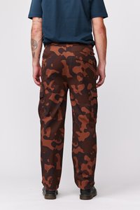 Brune camouflage cargo bukser med løs pasform, der har sidelommer og en glat stoftekstur. Båret med sorte fodtøj.