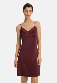 Camicia da notte in satin bordeaux con spalline regolabili e bordo in pizzo lungo lo scollo, caratterizzata da una linea dritta che scende sopra le ginocchia.