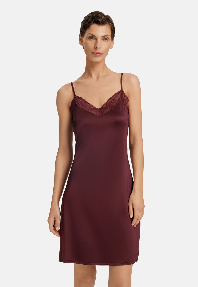 Camicia da notte in satin bordeaux con spalline regolabili e bordo in pizzo lungo lo scollo, caratterizzata da una linea dritta che scende sopra le ginocchia.