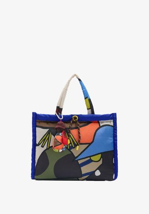 Torba na ramię z abstrakcyjnym, kolorowym wzorem w kolorach niebieskim, pomarańczowym, zielonym i beżowym; materiałowa rączka; przyczepiona mała zawieszka w postaci laleczki z materiału.