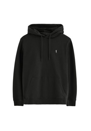 Zwarte hoodie van zacht materiaal, met een kangoeroezak, verstelbare trekkoorden en een klein wit logo op de borst.