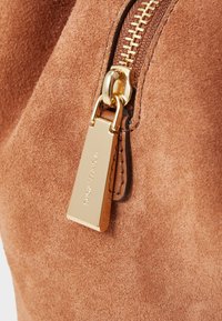 MICHAEL Michael Kors LILLIE CHAIN TOTE - Handbag - luggage