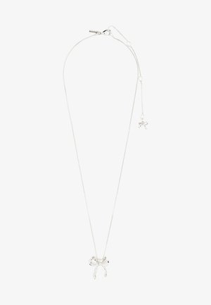 Srebrny naszyjnik z delikatnym łańcuszkiem i zawieszką w kształcie kokardy. Kokarda ma gładkie, zaokrąglone kontury i błyszczące wykończenie. Długość regulowana.