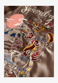 Geselecteerd, champagne antique bronze