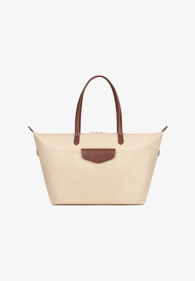 Borsa tote beige con manici in pelle marrone, patta anteriore in pelle marrone, base rettangolare e chiusura con cerniera sulla parte superiore.