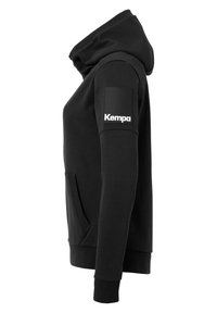 Felpa nera con cappuccio, dal texture morbido, con tasca frontale e una toppa sulla manica sinistra con il logo "Kempa" in bianco.