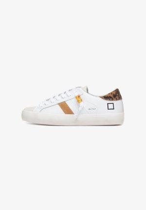 Witte lage sneaker met beige suède streep, dierenprint hielstuk, witte veters, kralen aan de zijkant en een zwart vierkant logo bij de hiel.
