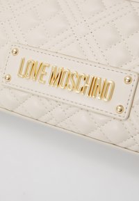 Love Moschino QUILTED BAG - Τσάντα χειρός - avorio