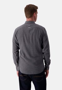 Graues Button-up-Hemd mit glatter Textur, langen Ärmeln und abgerundetem Saum. Enthält ein Rücke-Design und geknöpfte Manschetten.