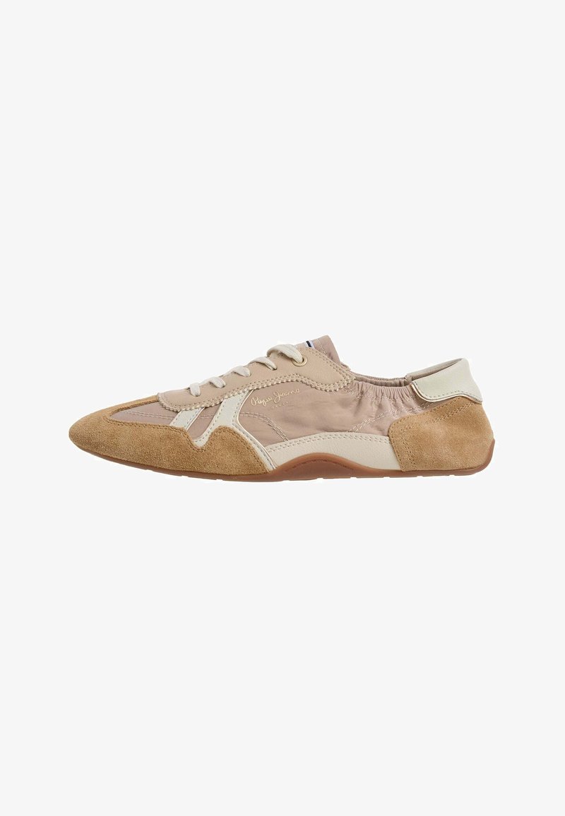 Ανοιχτό καφέ και μπεζ χαμηλά sneakers με σουέντ λεπτομέρειες, λευκά κορδόνια και ευέλικτη σόλα, εμφανιζόμενα από το πλάι.