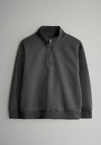 Harmaa, neljännesvetoketjullinen huppari pehmeästä kankaasta. Varustettu korkealla, ribatulla kauluksella ja ribatuilla hihansuilla tiukan istuvuuden takaamiseksi.