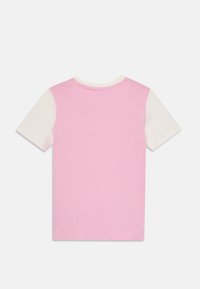 Kortermet T-skjorte med rosa kropp og hvite ermer, laget av bomull. Baksiden har et klassisk crew neck-design med en jevn tekstur.