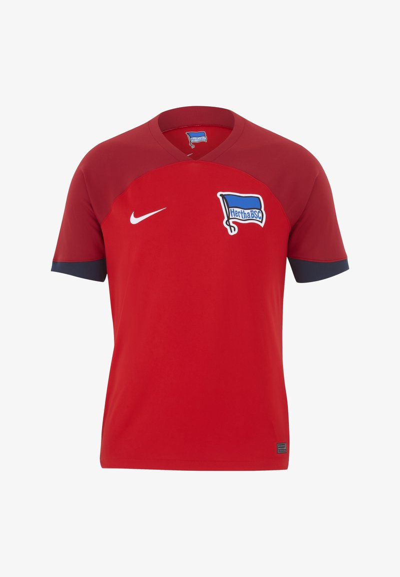 Czerwona koszulka sportowa Nike z dekoltem w serek, z niebieskimi akcentami na rękawach oraz logo Hertha BSC na klatce piersiowej. Gładka tekstura materiału.