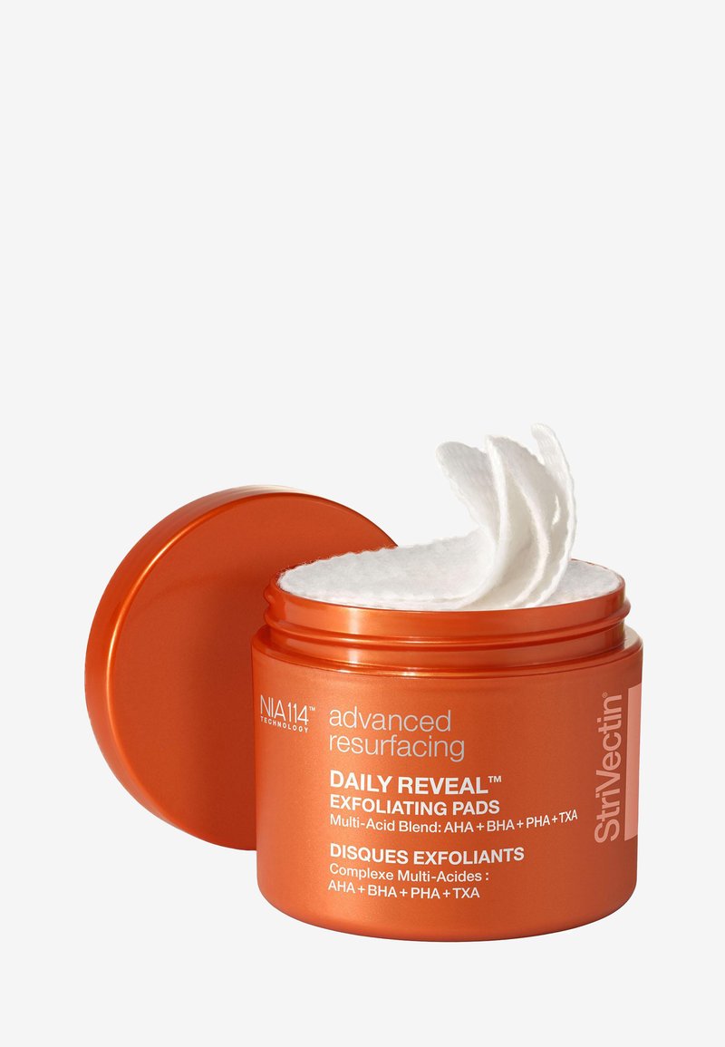 Contenitore rotondo arancione con un coperchio metallico e del testo, con delle pad esfolianti bianche che spuntano dalla parte superiore.