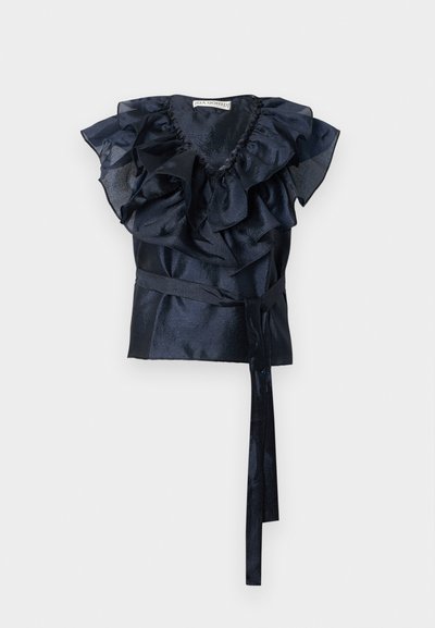 Marineblå indpakningsbluse med volantsleeves, struktureret stof, V-hals og et bundet bælte i taljen. Letvægtig og tætsiddende design.