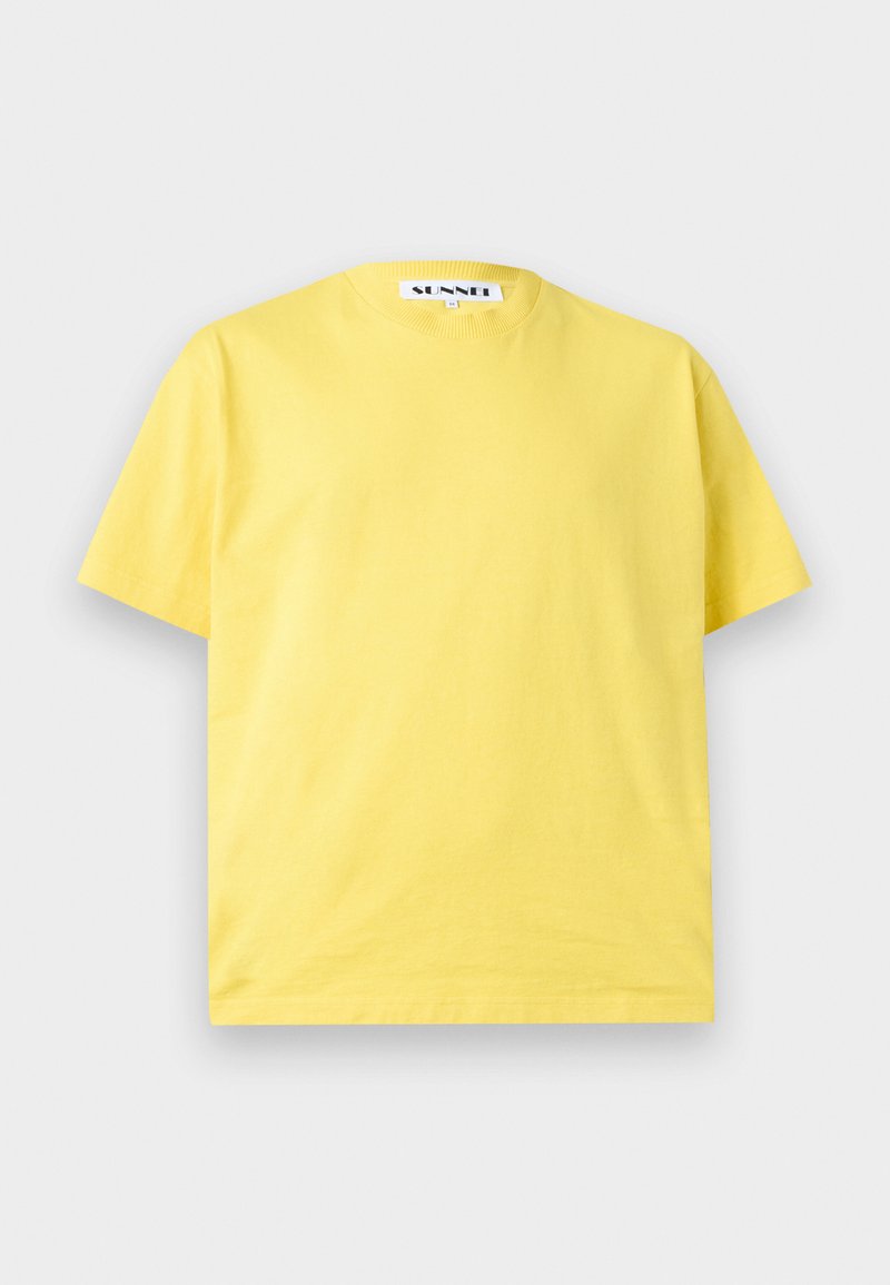 Gelbes T-Shirt aus Baumwolle mit kurzen Ärmeln, Rundhalsausschnitt und Markenetikett im Kragen, präsentiert auf schlichtem hellem Hintergrund.