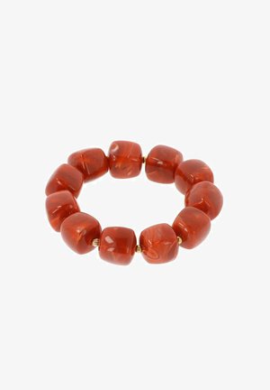 Bracelet en résine rouge comportant des perles carrées et épaisses avec des motifs marbrés, reliées par de petits éléments dorés, formant un design circulaire.