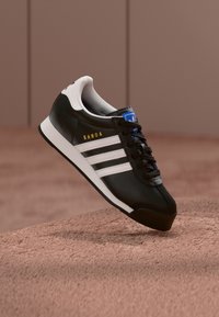 Nem kiválasztott, core black/footwear white/gold-coloured metallic