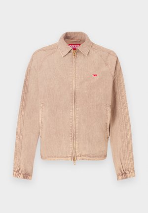 Lys beige denimjakke med glidelåslukking, spiss krage, elastiske mansjetter og rødt logoakcent på brystet. Teksturert stofffinish.