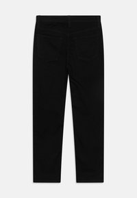 Pantalones de mezclilla negra de corte recto, con una cintura de altura media, dos bolsillos traseros y una textura suave. Sin adornos visibles.