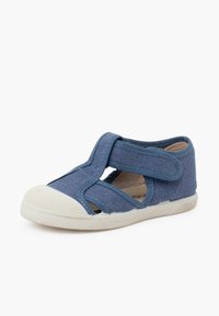 Scarpa in tessuto blu con cinturino in velcro, lati aperti e punta in gomma bianca. Presenta materiale in tela testurizzata e suola resistente.