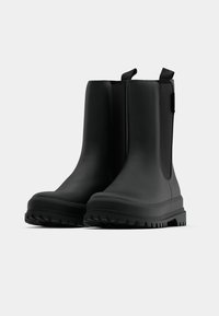 Botas Chelsea pretas, impermeáveis, com um acabamento liso em borracha, painéis laterais elásticos e solas rugosas, para uma melhor aderência.