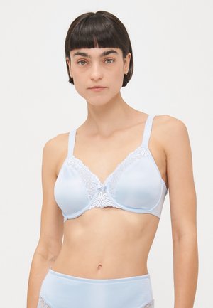 Lys blå BH med formede skåler, blomstret blondedekor langs toppen, justerbare stropper, og en liten sløyfebeskrivelse i midten.
