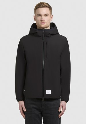 Sort zip-jakke med hætte, udstyret med elastiske manchetter, en frontlomme og et logo-patch i kanten. Glat, letvægtsstof.