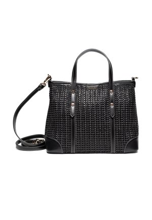 Borsa tote nera intrecciata con dettagli in pelle, doppi manici, tracolla staccabile e ferrature color oro su sfondo bianco.