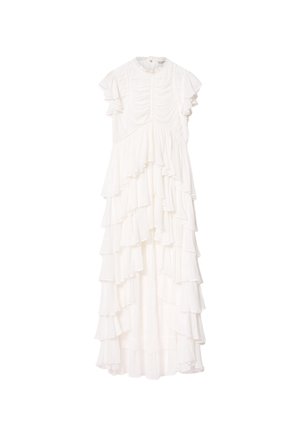 Hvit maksi kjole med lagdelte volanger, korte flagrende ermer, rynket brystparti og høy hals på ensfarget bakgrunn.