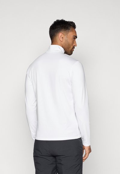 Λευκό μακρυμάνικο πούλιερ με ψηλό γιακά, κατασκευασμένο από απαλό ύφασμα, διαθέτει εφαρμοστές μανσέτες και χαλαρή σιλουέτα.