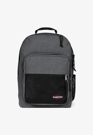 Grauer Stoff-Rucksack mit einem großen Reißverschluss-Hauptfach, einer schwarzen Mesh-Fronttasche und einem Traggriff oben. Eastpak-Logo sichtbar.