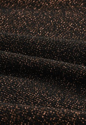 Musta kangas, jossa on teksturoidu pinta ja joka on kirjailtu hohtavilla kuparinsävyisillä yksityiskohdilla, luoden hienovaraisen kimaltelevan efektin.