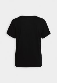 T-shirt in cotone nero con maniche corte, scollo tondo e risvolti arrotolati. Tessuto liscio, colore uniforme, senza motivi o elementi metallici visibili.