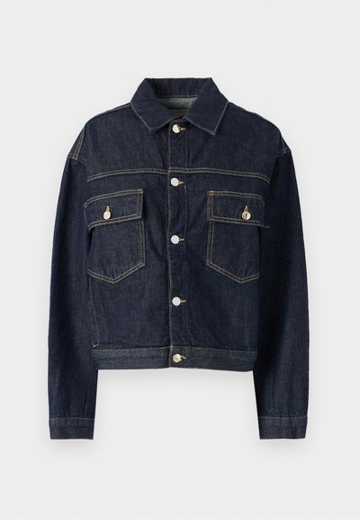 Tummansininen farkkutakki, jossa on kauluspäällinen, nappikiinnitys, kaksi rintataskua ja näkyvät ompeluresorit. Muotoiltu design, pitkät hihat.