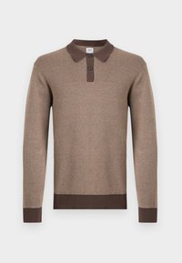 Καφέ μακρυμάνικο πλεκτό πόλο πουκάμισο με σκούρο καφέ γιακά, πατιλέτα με δύο κουμπιά, μανσέτες και τελείωμα, εμφανίζεται σε λευκό φόντο.