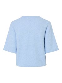 Světlomodrý pletený top s žebrovanou texturou, krátkými rukávy a kulatým výstřihem, s volným střihem a rovnou spodní hranou.