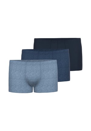 Drei Paare Herrenboxershorts in verschiedenen Blautönen. Das vordere Paar ist hellblau, gefolgt von mittelblau und dunkelblau.