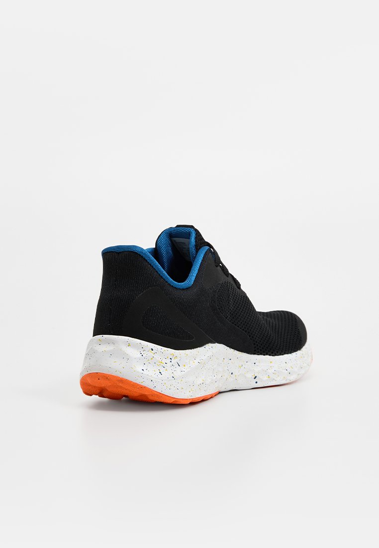 Baskets de sport noires avec une tige en mesh respirant, des accents bleus et une semelle mouchetée blanche avec une semelle extérieure orange. Design arrondi.