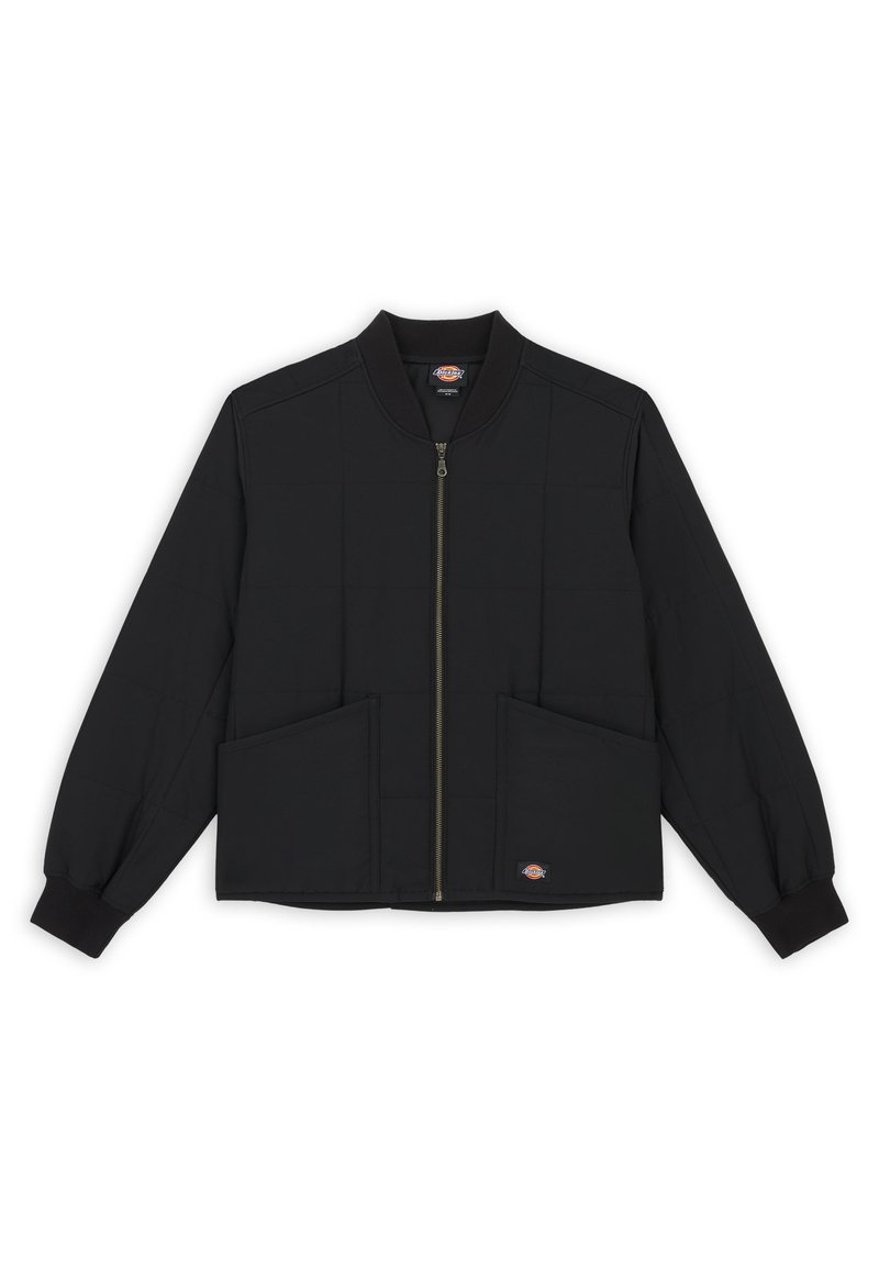 Doudoune noire avec fermeture éclair à l'avant, col et poignets côtelés, deux poches avant et texture matelassée. Présence d'un logo en bas à gauche.