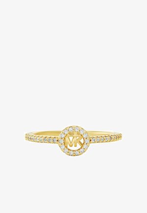 Goldring mit einem kreisförmigen Design und einem zentralen "MK"-Logo, umgeben von klaren Edelsteinen auf einem strukturierten Band.