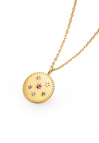 Collana con pendente in oro caratterizzata da un ciondolo rotondo con cinque gemme a forma di stella nei colori rosa, blu, bianco e verde. La catena è assemblata e di tonalità dorata.