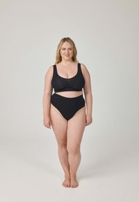 Czarny dwuczęściowy strój kąpielowy z biustonoszem na szerokich ramiączkach i majtkami z wysokim stanem, wykonany z gładkiego, elastycznego materiału. Prosty, jednolity design.