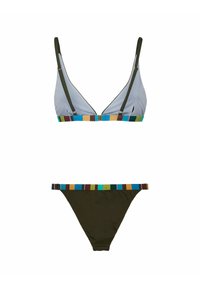 Set di bikini con top a profondo scollo a V di colore azzurro chiaro e fascia a righe multicolori. Il fondo è di un verde scuro con fascia coordinata.