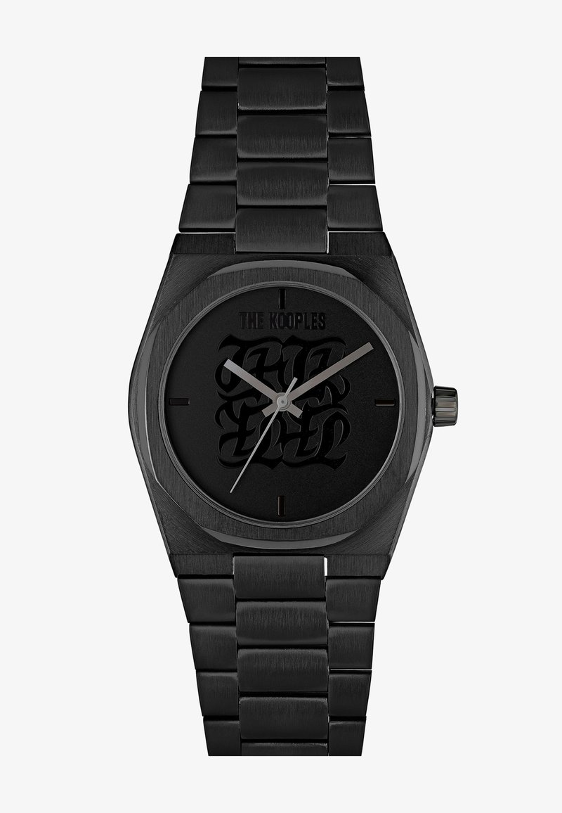 Reloj de acero inoxidable negro con una esfera octagonal, números en negrita de color negro en la esfera, manecillas de horas y minutos plateadas, y una correa de metal texturizada.