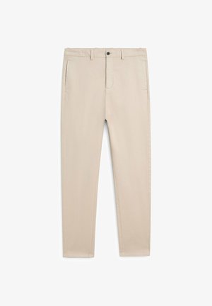 Beige slim-fit chino's met riemlussen, zijzakken en een knoopsluiting in de taille, afgebeeld op een witte achtergrond.