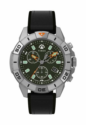 Montre Timex argentée avec un cadran texturé vert, des accents orange, un bracelet en cuir noir et des sous-cadrans chronographe. Résistante à l'eau jusqu'à 100m.