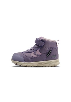 Lilla vandafvisende børnesneaker med velcrolukning, snørebånd, polstret krave og beige gummisål, set fra siden på hvid baggrund.