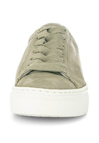 Sneaker in suede beige con punta arrotondata, caratterizzata da lacci piatti in tessuto e suola in gomma bianca. Accenti testurizzati sui lati.