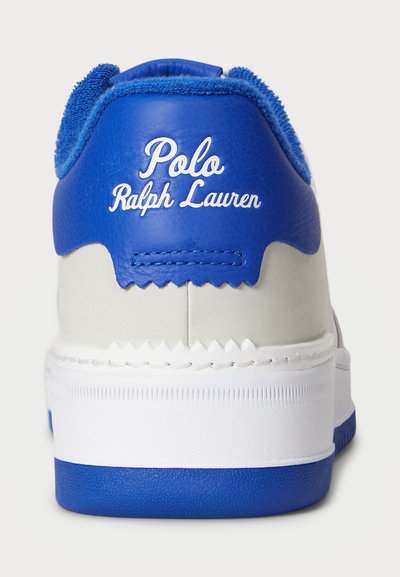 Modré kožené tenisky s bielou podrážkou. Majú modré semišové akcenty na zadnej strane, prešívané detaily a biele logo "Polo Ralph Lauren".